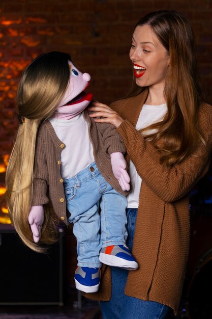 Portrait de femme ventriloque avec marionnette au spectacle