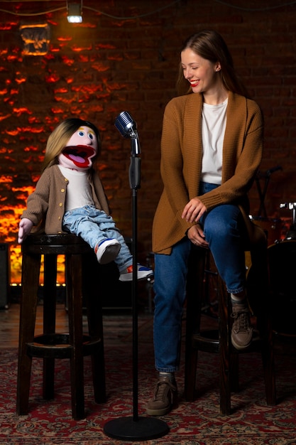 Photo gratuite portrait de femme ventriloque pendant le spectacle avec marionnette