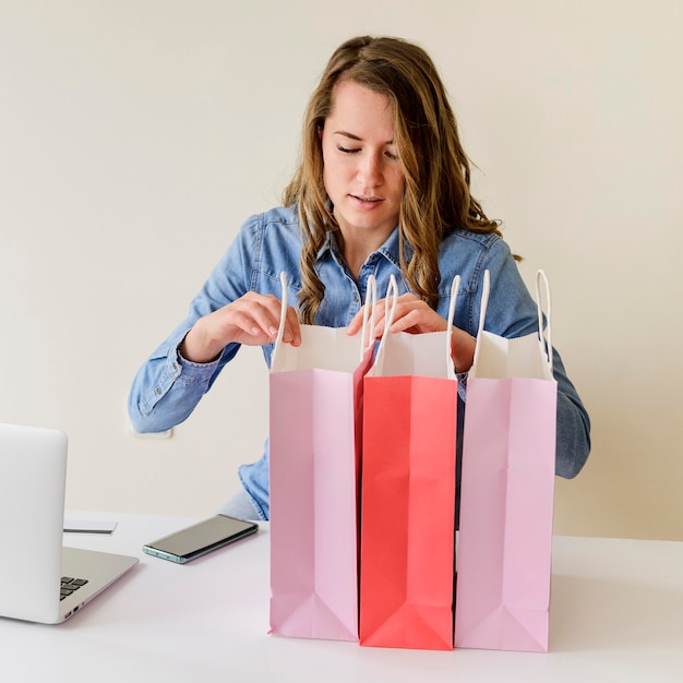 Portrait, femme, vérification, achats, sacs