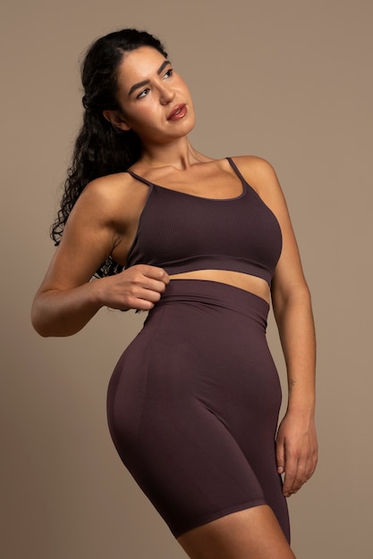 Photo gratuite portrait de femme vêtue de shapewear