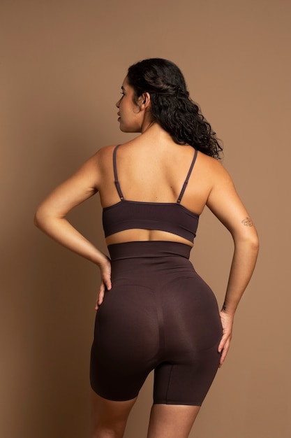 Photo gratuite portrait de femme vêtue de shapewear