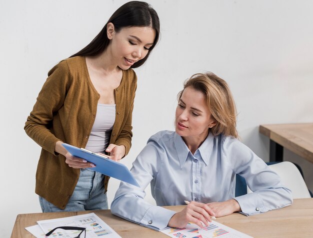 Portrait de femmes adultes travaillant ensemble