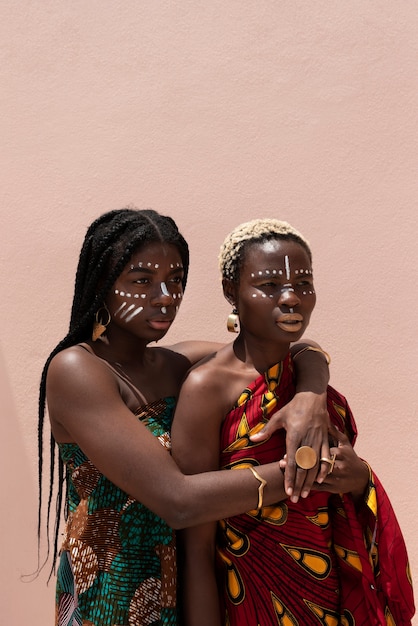 Photo gratuite portrait de femmes à l'extérieur en tenue et mode africaines