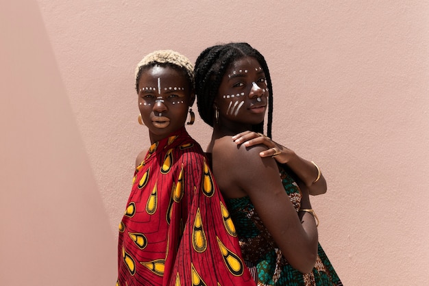 Photo gratuite portrait de femmes à l'extérieur en tenue et mode africaines