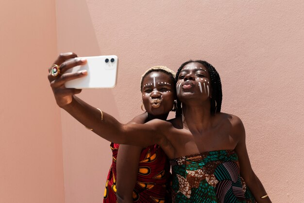 Portrait de femmes à l'extérieur en tenue et mode africaines