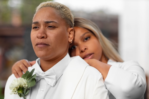 Photo gratuite portrait de femmes lesbiennes lors de leur cérémonie de mariage