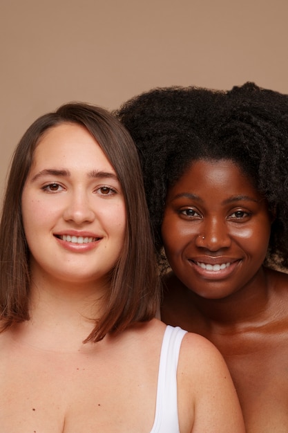 Photo gratuite portrait de femmes de taille plus faisant leur régime de beauté et leur routine de soins de la peau