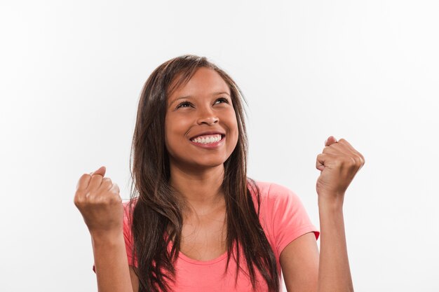 Portrait d&#39;une fille africaine souriante célébrant la victoire