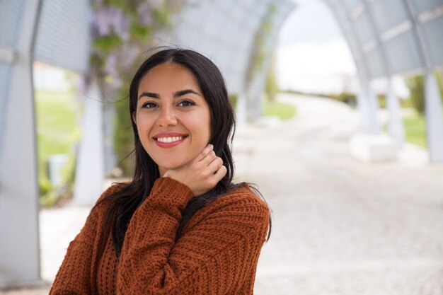 Portrait de fille asiatique excitée heureuse ajustant les cheveux