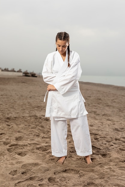 Portrait de fille athlétique en tenue de karaté