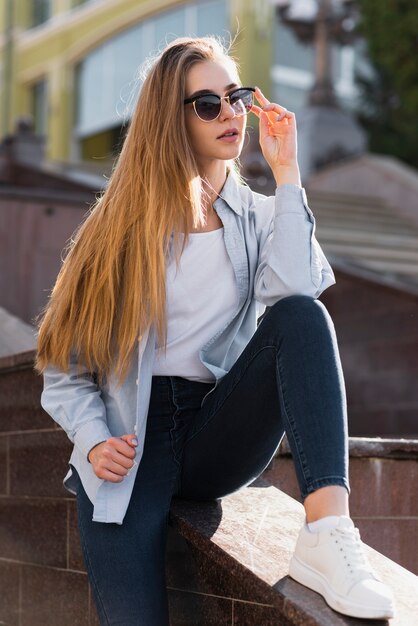 Portrait, fille blonde, lunettes soleil