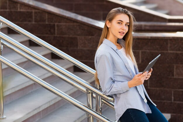 Portrait, de, fille blonde, tenir tablette, et, regarder, photographe