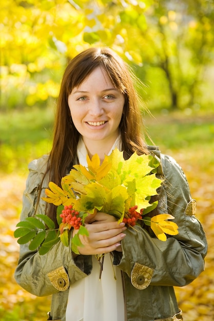 Portrait de fille avec bouquet d&#39;automne
