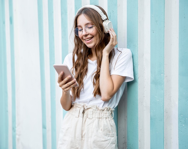 Portrait fille avec casque et mobile