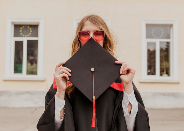 Photo gratuite portrait fille diplômée