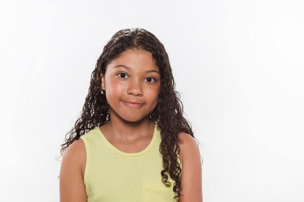 Portrait d&#39;une fille sur fond blanc