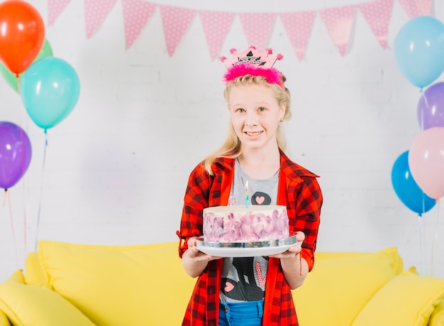 Portrait, fille, gâteau, anniversaire, regarder appareil-photo