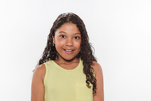 Portrait de fille heureuse sur fond blanc