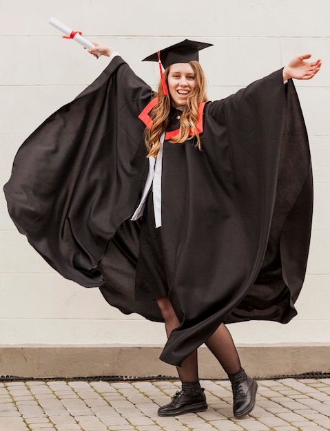 Photo gratuite portrait fille heureuse à l'obtention du diplôme