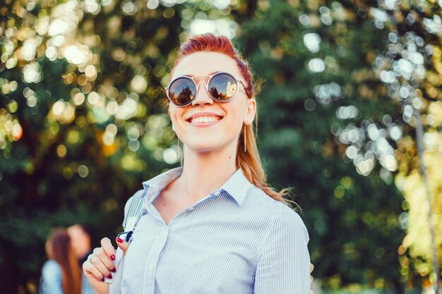 Portrait de fille hipster dans la rue