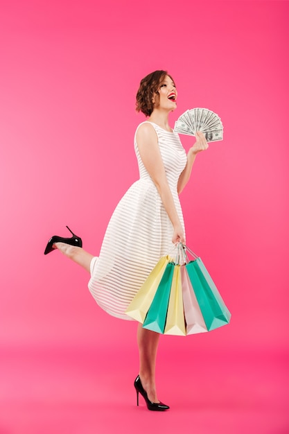 Portrait d'une fille joyeuse vêtue d'une robe