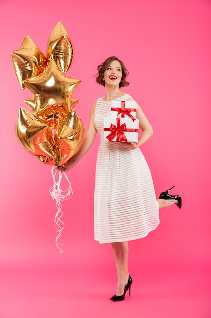 Portrait d'une fille joyeuse vêtue d'une robe