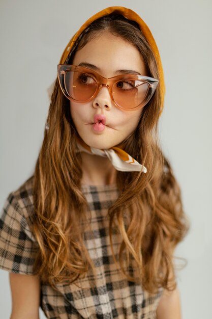 Portrait fille avec des lunettes de soleil