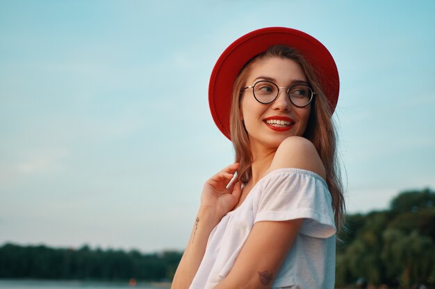 Portrait fille positive brillante avec un sourire irrésistible