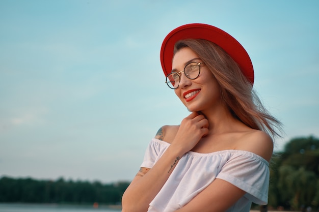 Portrait fille positive brillante avec un sourire irrésistible