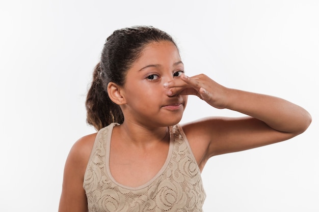 Photo gratuite portrait d'une fille qui se couvre le nez à cause de la mauvaise odeur