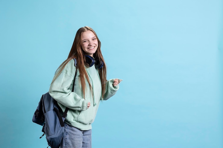 Photo gratuit portrait d'une fille rayonnante souriante en allant à l'école
