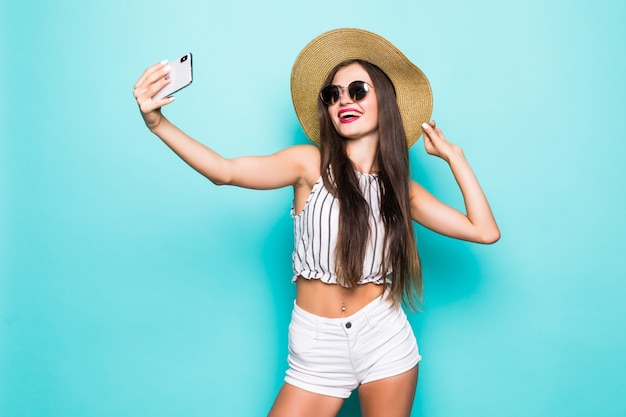 Portrait de fille de rêve faire blog selfie envoyer des baisers aériens à ses abonnés date en ligne isolée sur fond de couleur turquoise sarcelle