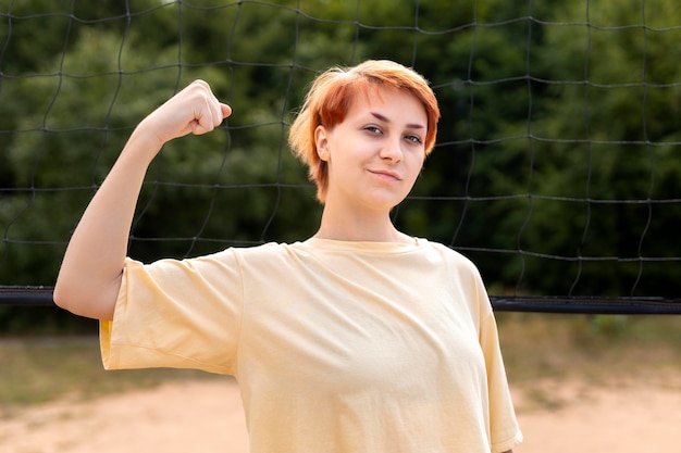 Photo gratuite portrait de fille rousse confiante à l'extérieur