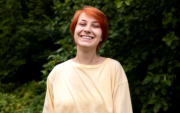 Portrait de fille rousse confiante à l'extérieur