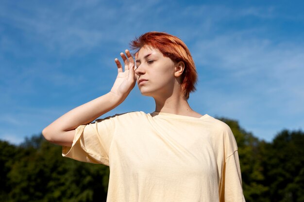 Portrait de fille rousse à l'extérieur