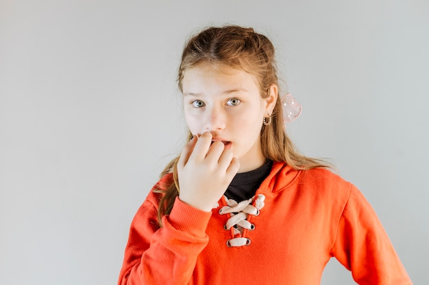 Portrait d&#39;une fille se ronger les ongles