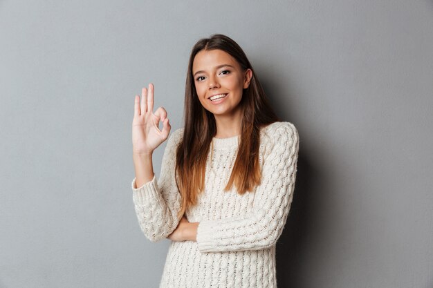 Portrait d'une fille souriante heureuse en pull