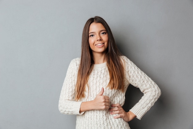 Portrait d'une fille souriante heureuse en pull