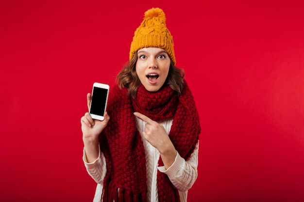 Portrait d'une fille surprise habillée en chapeau d'hiver