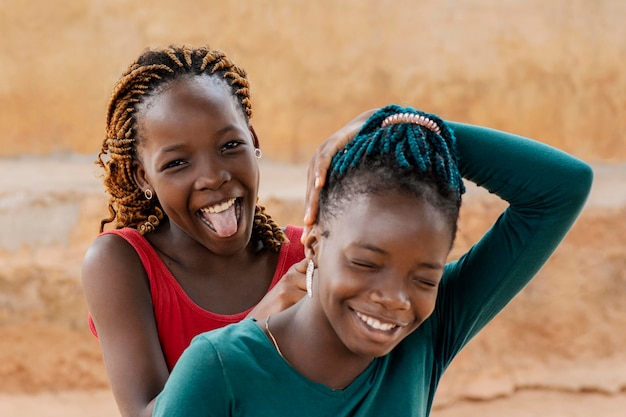 Portrait de filles africaines smiley gros plan