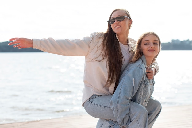 Portrait de filles s'amusant à l'extérieur