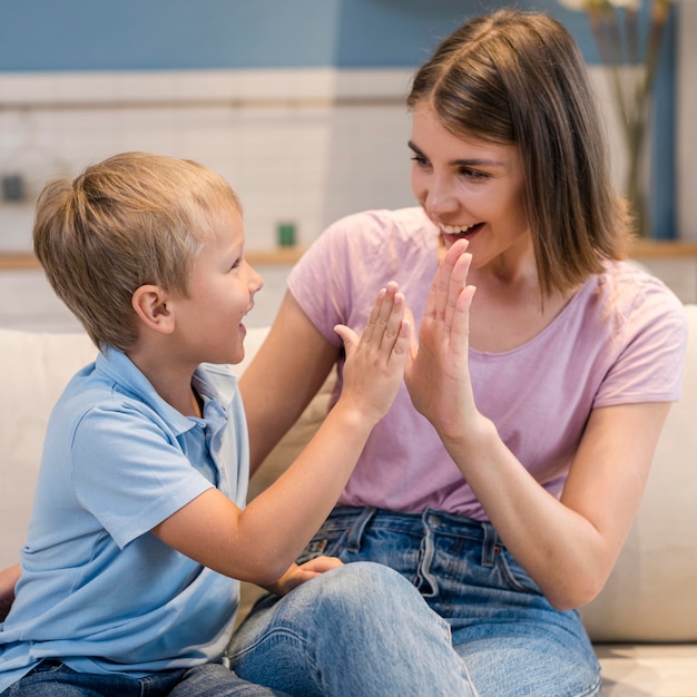 Photo gratuite portrait de fils adorable jouant avec maman