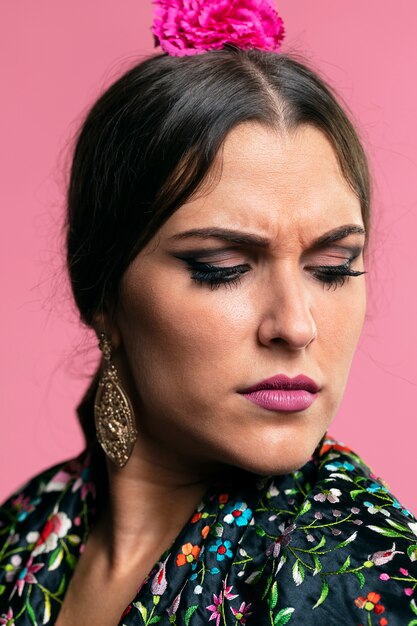 Portrait de flamenca les yeux fermés