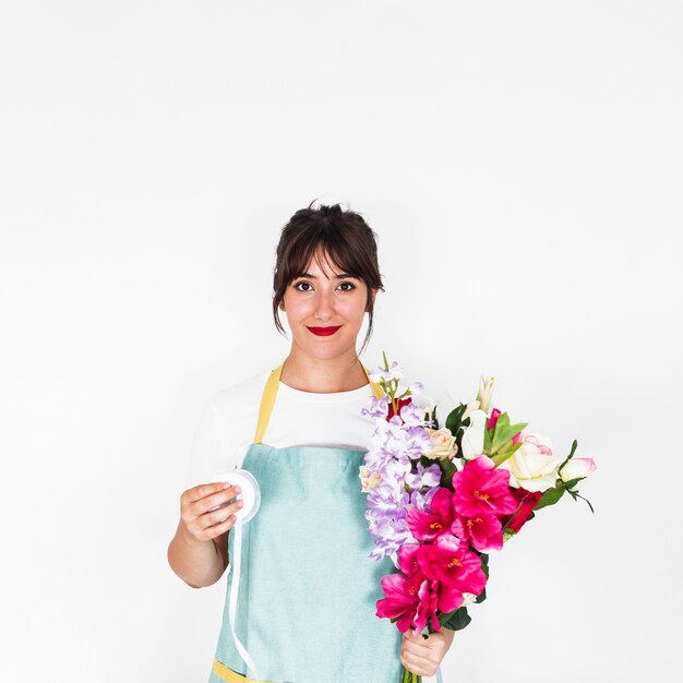 Portrait d&#39;une fleuriste avec ruban et bouquet de fleurs