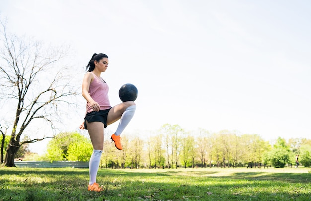 Portrait de la formation de jeune joueur de football féminin et la pratique des compétences sur le terrain de football. Concept sportif.