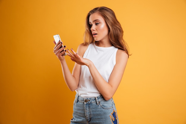 Portrait, frustré, confus, girl, regarder, téléphone portable