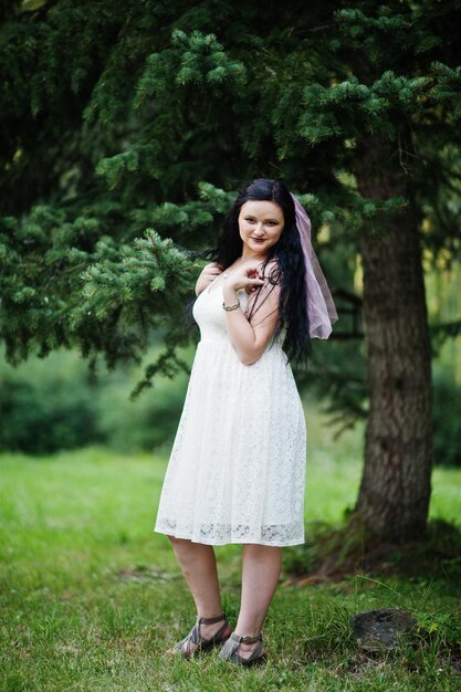 Portrait de future mariée brune à la fête de poule