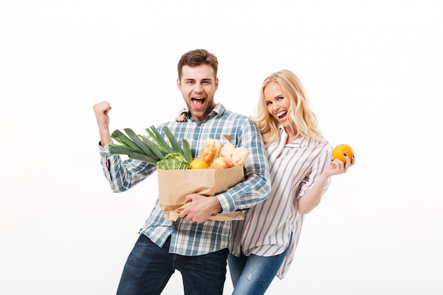 Portrait, gai, couple, tenue, papier, achats, sac