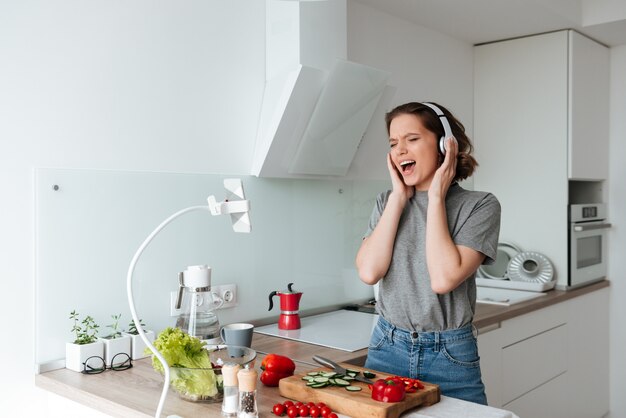 Portrait, gai, femme, Écoute, musique