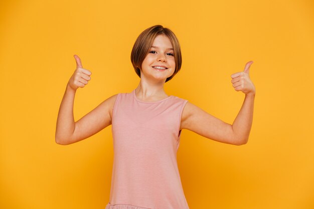 Portrait, de, gai, girl, sourire, et, projection, pouces haut, isolé